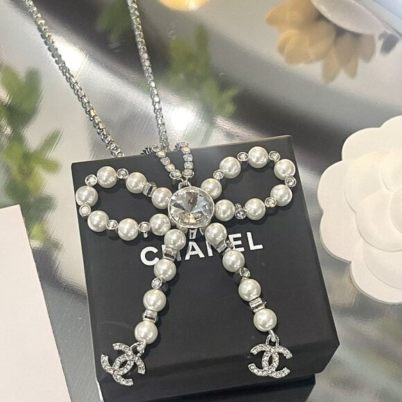 Chanel Butterfly Pearl Necklace - Picture 5 of 8